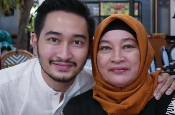 Terakhir Kali Foto Bareng di Ranjang Rumah Sakit, 10 Potret Kenangan Jeje Govinda dengan Ibu