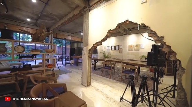 Potret Kantor Baim Wong (YouTube The Hermansyah A6)
