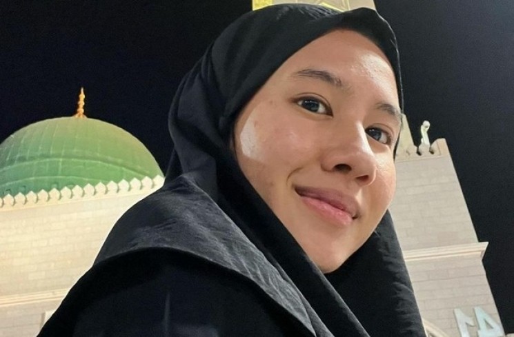 Potret Shenina Cinnamon umrah (Instagram/@shenacinnamon)