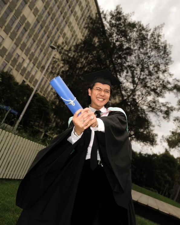Potret wisuda Iqbaal Ramadhan dari Monash University. (Instagram/iqbaal.e)