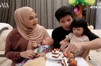 8 Potret Perayaan 1 Bulan Usia Azura, Ada Acara Tiup Lilin dan Potong Kue