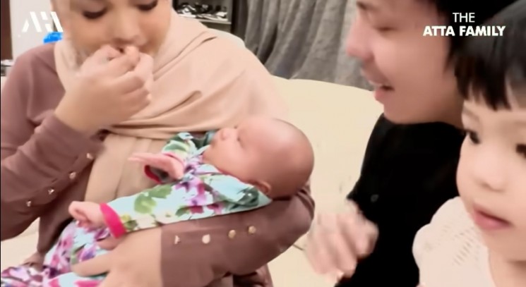 Potret Perayaan 1 Bulan Usia Azura. (YouTube/AH)