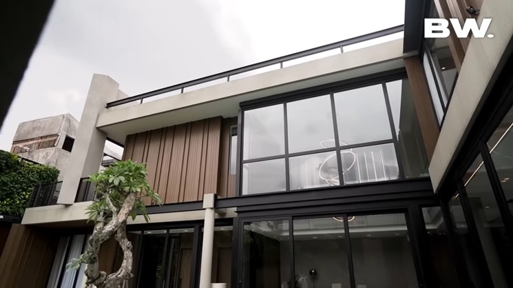 Potret rumah Titi Kamal (YouTube/BW.)