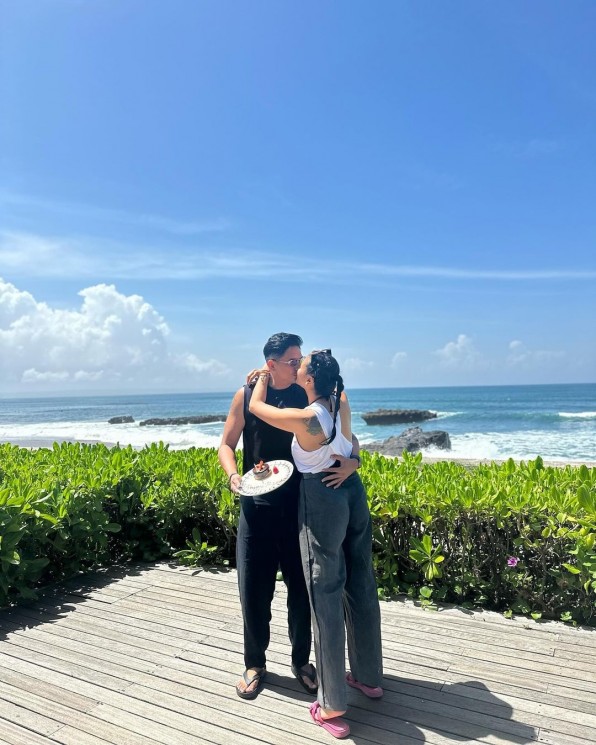 Momen Wedding Anniversary Ryan Delon dan Sharena ke-10. (Instagram/mrssharena)