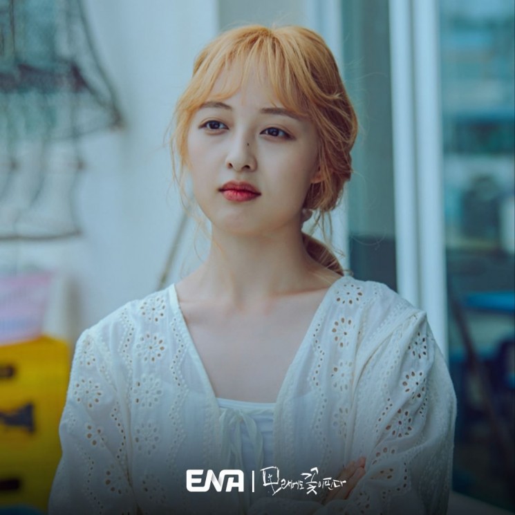 Adu Peran Pemain Drama Like Flowers in Sand (Instagram/@channel.ena.d)