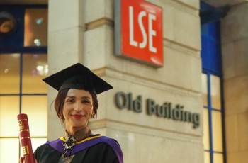 Ambil Bidang Studi Gender, Ini 10 Potret Dena Rachman Wisuda S2 di Inggris