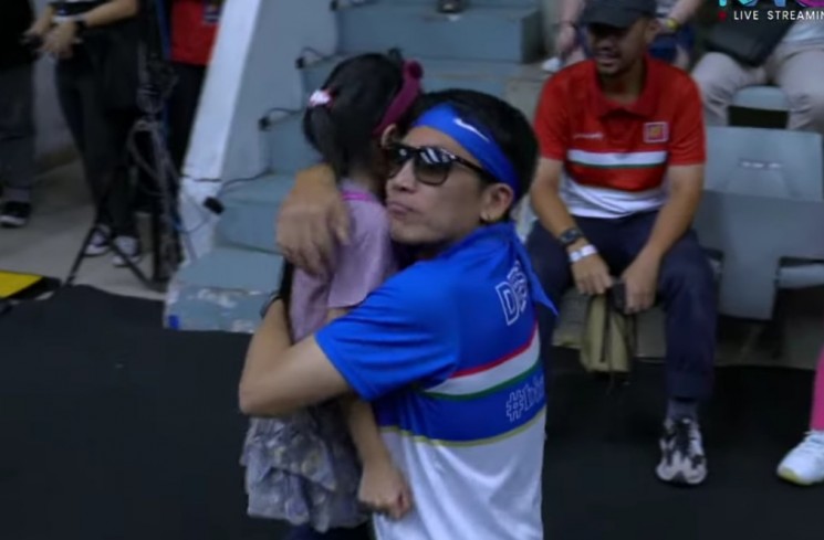 Momen Desta peluk Mishka saat akan bertanding di acara Sport Party-Clash of Celebrity (YouTube Rans Entertainment)