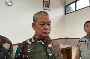 Gugur Ditembak KKB, Jenazah Kopda Hendrianto Diterbangkan dari Papua ke Padang, Dimakamkan di Kerinci
