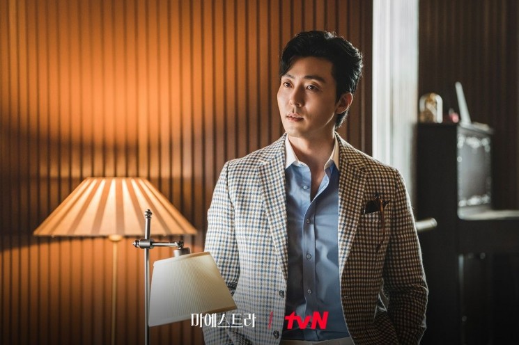 Potret Lee Moo Saeng di Maestra: Strings of Truth (Instagram/@tvn_drama)
