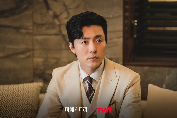 Potret Lee Moo Saeng di Maestra: Strings of Truth (Instagram/@tvn_drama)