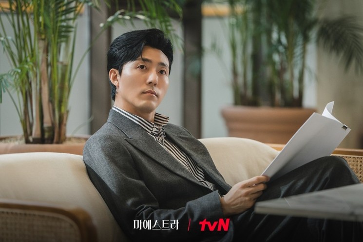 Potret Lee Moo Saeng di Maestra: Strings of Truth (Instagram/@tvn_drama)