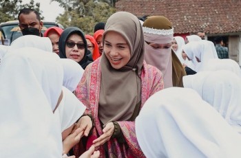 Siti Atikoh Pakai Pashmina Unik saat Kunjungi Ponpes di Magelang, Harganya Bisa Nyicil iPhone 12