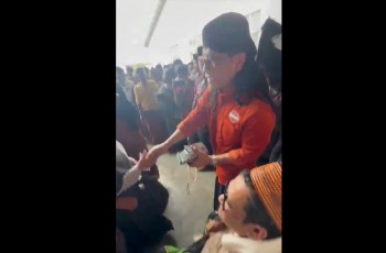 Gus Miftah Angkat Bicara Viralnya Bagi-bagi Uang di Pamekasan, Ternyata Sosok Ini yang Punya Ide