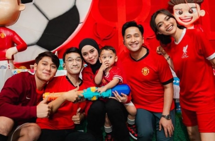 Ki-ke: Rizky Billar, Ruben Onsu, Lesti Kejora, Al-Fatih, Irfan Hakim dan Rina Nose di acara ulang tahun ke-2 Al-Fatih di kawasan Pondok Indah, Jakarta Selatan, pada Rabu (27/12/2023).