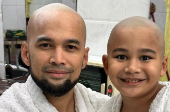 10 Momen Teuku Wisnu dan Shireen Sungkar Umrah Ajak Anak, Adam Cukur Botak Curi Perhatian
