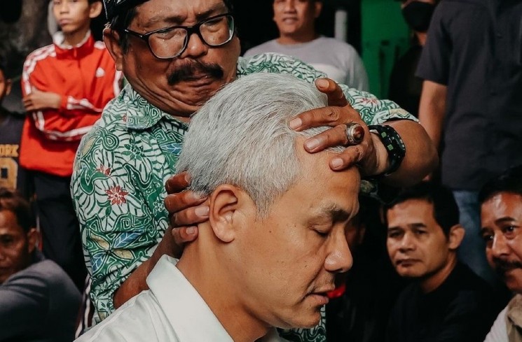 Ganjar Pranowo menikmati pijatan salah satu warganya saat menginap di Desa Bolali, Klaten, Jawa Tengah. (Instagram/@ganjar_pranowo)
