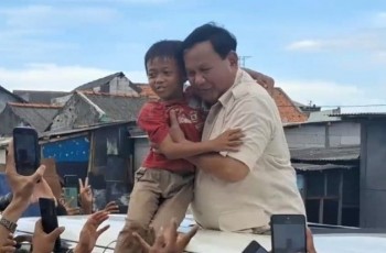 Prabowo Subianto Gendong Bocah Saat Kampanye, Kasih Kejutan Baju Safari Buat Megawati