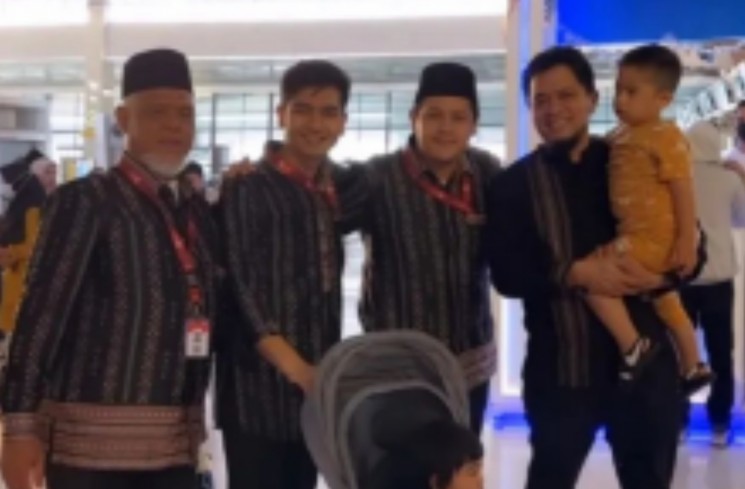 Teuku Ryan umroh bareng keluarga Ria Ricis
