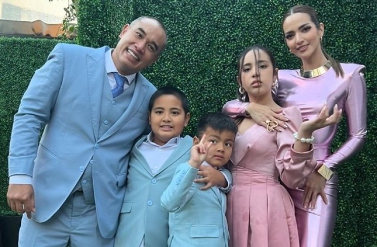 Potret Anniversary Mertua Nia Ramadhani ke-50 (Instagram/@shandypurnamasari)