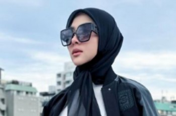 Syahrini Unggah Foto Bareng Suami di Awal Tahun, Auto Digeruduk Netizen: Salat Aja Pakai Tukang Foto