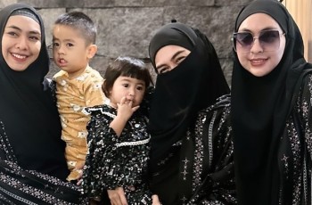 9 Potret Ria Ricis dan Teuku Ryan Berangkat Umrah, Udah Lengket Lagi?