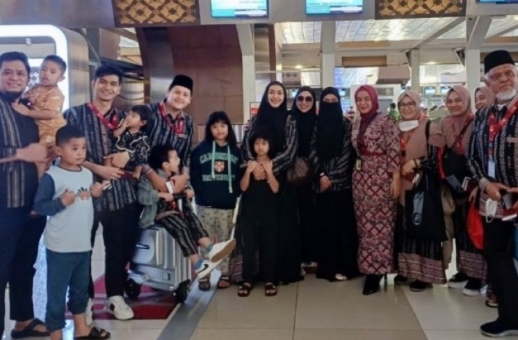 Potret Ria Ricis dan Teuku Ryan berangkat umrah (Instagram/@persada_indonesia)