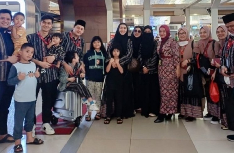 Potret Ria Ricis dan Teuku Ryan berangkat umrah (Instagram/@persada_indonesia)