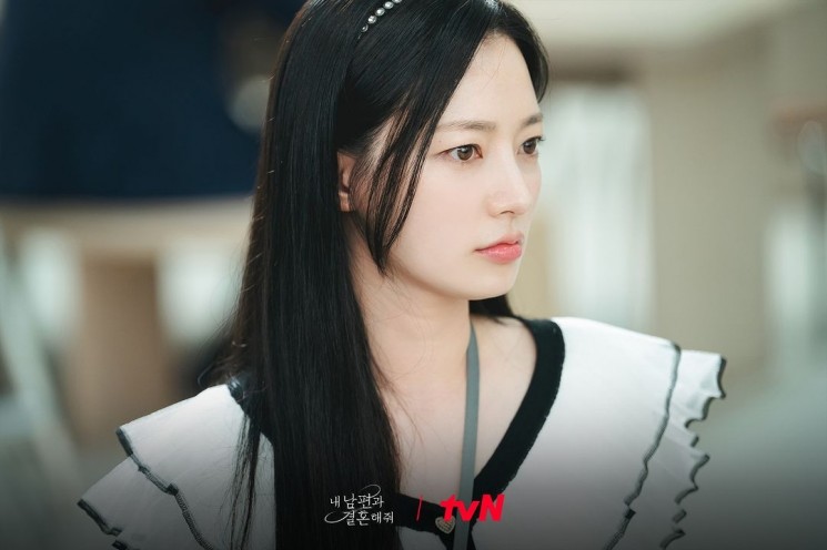 Pesona Song Ha Yoon di Marry My Husband (Instagram/@tvn_drama)