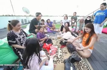 12 Momen Tradisi Tukar Kado Tahun Baru Anang-Ashanty dan Karyawan, Berlangsung Seru dan Heboh