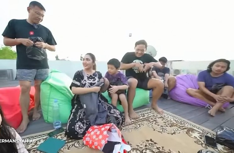 Momen Tradisi Tukar Kado Tahun Baru Anang-Ashanty dan Karyawan. (YouTube/the hermansyah a6)