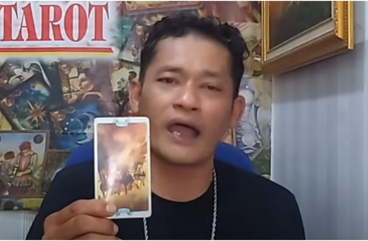 Ahli Tarot  terawang pernikahan Pinkan Mambo dan Arya Khan  akan berakhir dengan perceraian.
