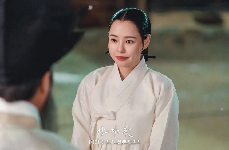 Pesona Honey Lee di Knight Flower (Instagram/@mbcdrama_now)
