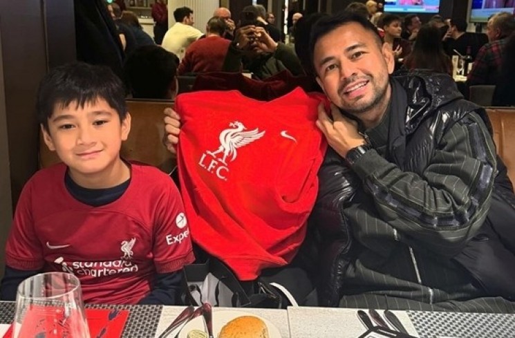 Potret Rafathar Nonton Liverpool (instagram/@raffinagita1717)