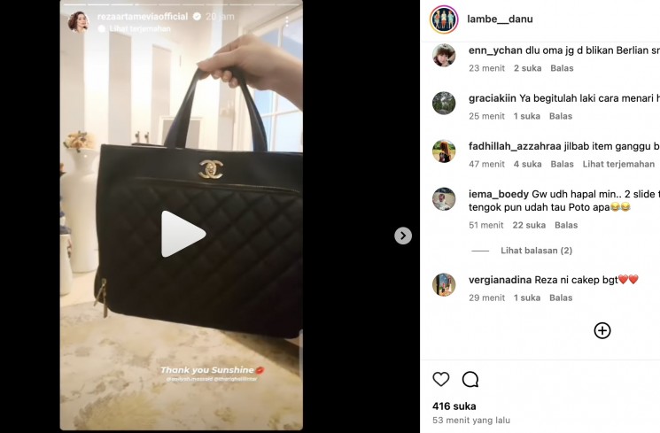 Tas Chanel pemberian Aaliyah untuk Reza Artamevia.
