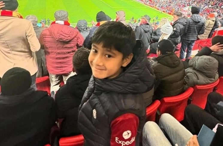 Potret Rafathar Nonton Liverpool (instagram/@raffinagita1717)