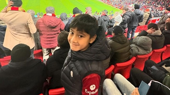 Potret Rafathar Nonton Liverpool (instagram/@raffinagita1717)