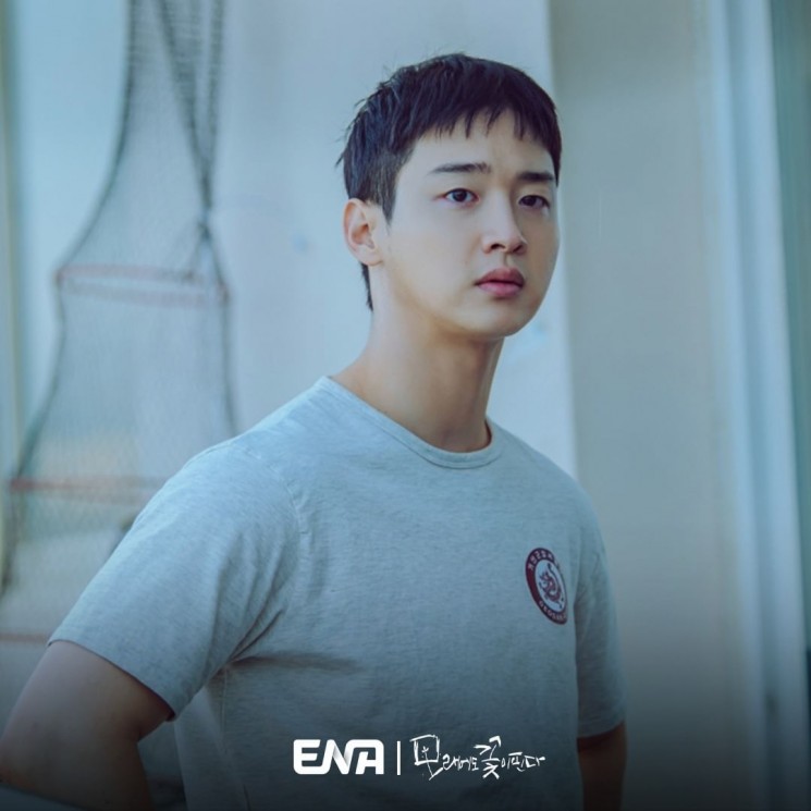 Potret Jang Dong Yoon di Like Flowers in Sand (Instagram/@channel.ena.d)