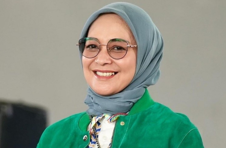 Istri cawapres nomor urut 1, Rustini Murtadho bergaya casual. (Instagram/@rustinimurtadho)