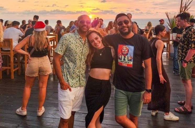Putri Anne bersama Raman Sharma (kepala plontos) dan Rishi Bharwani (Instagram @anneofficial1990)