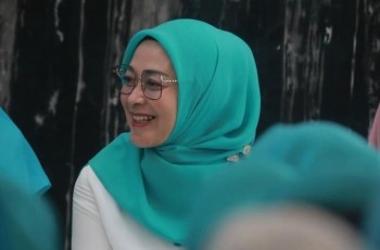 8 Potret Rustini Murtadho saat Temani Muhaimin Iskandar Kampanye, Usia Kepala Lima Gaya Enggak Kalah sama Anak Muda