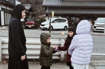 Natasha Rizky Ikut Serta, Ini 8 Potret Liburan Desta dan Ketiga Anaknya di Jepang