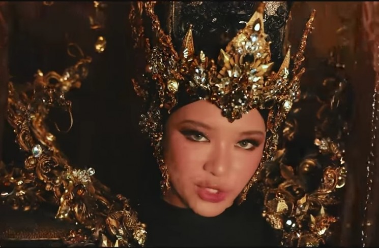 Cuplikan video klip lagu Ngeluwihi yang dinyanyikan Tiara Andini (YouTube Tiara Andini)