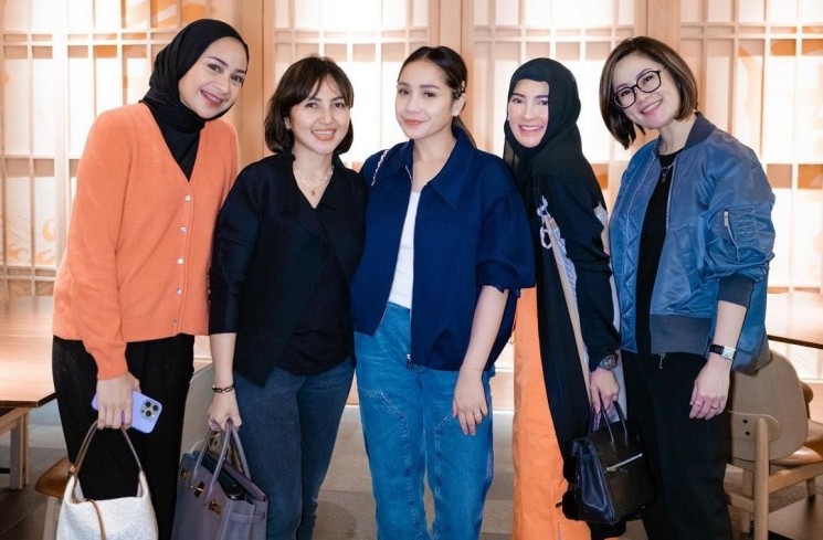 Ira Nandha berfoto dengan para wanita pengusaha (Instagram/@iranndha)