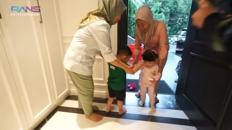 Potret Ameena Main ke Rumah Rayanza. (YouTube/ Rans Entertainment)