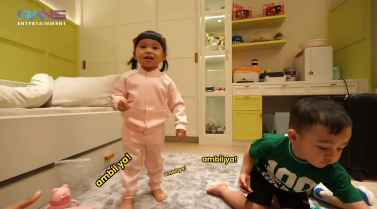 Potret Ameena Main ke Rumah Rayanza. (YouTube/ Rans Entertainment)