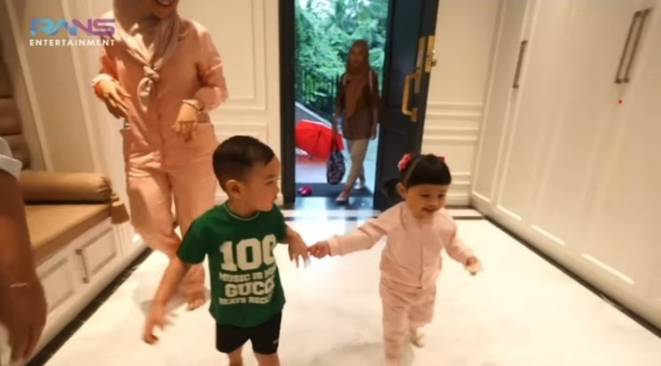 Potret Ameena Main ke Rumah Rayanza. (YouTube/ Rans Entertainment)
