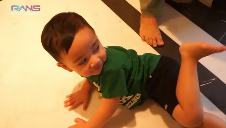 Potret Ameena Main ke Rumah Rayanza. (YouTube/ Rans Entertainment)