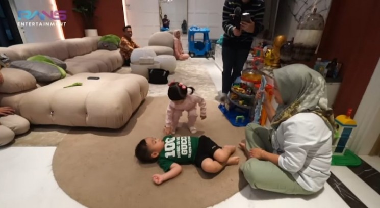 Potret Ameena Main ke Rumah Rayanza. (YouTube/ Rans Entertainment)