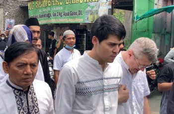 Ibunda Maxime Bouttier Dikebumikan Selepas Zuhur, Luna Maya Dampingi Kekasih di Rumah Duka