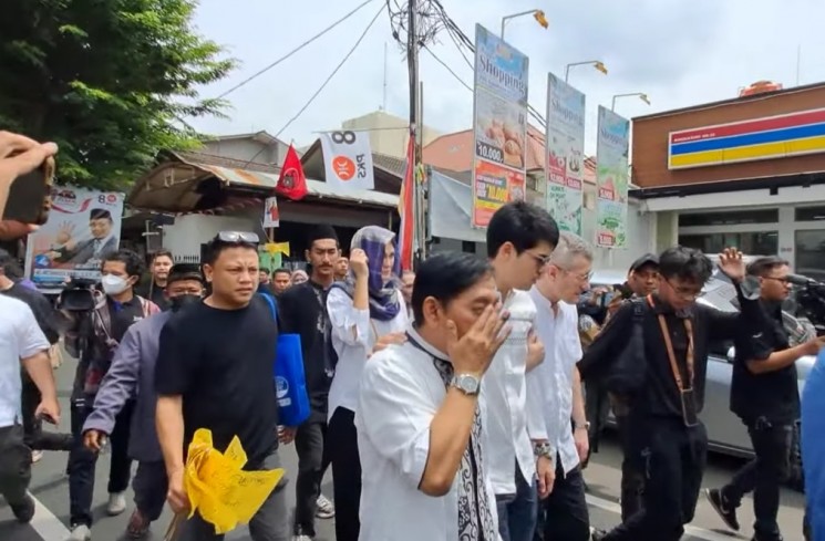 Ibunda Maxime Bouttier meninggal dunia, Luna Maya turut iringi jenazah untuk disalatkan (YouTube Intens Investigasi)